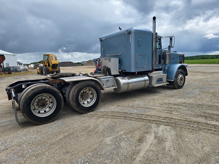 2011-peterbilt-388-image-22