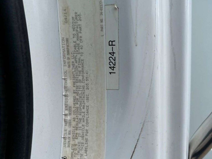 2015-freightliner-m2-106-image-12