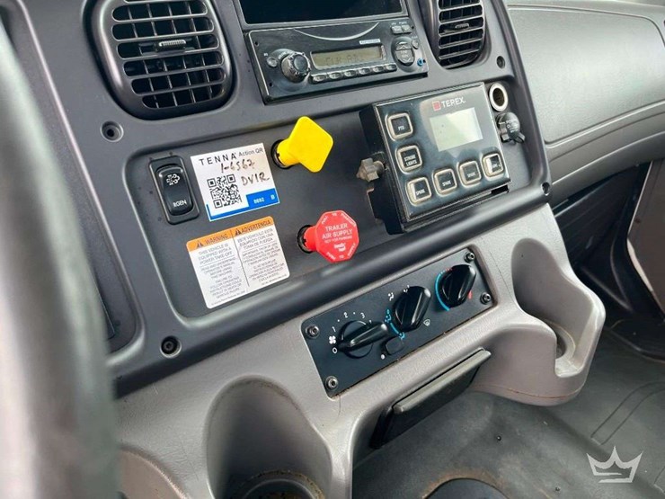 2015-freightliner-m2-106-image-27