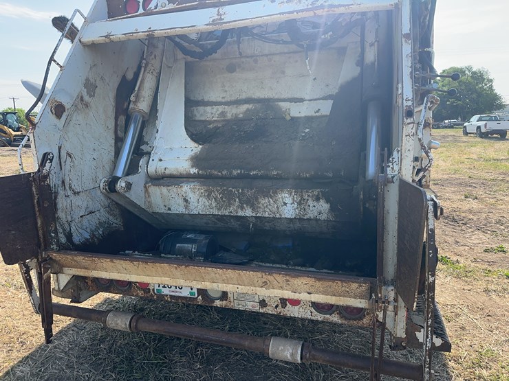 2004-peterbilt-320-image-19