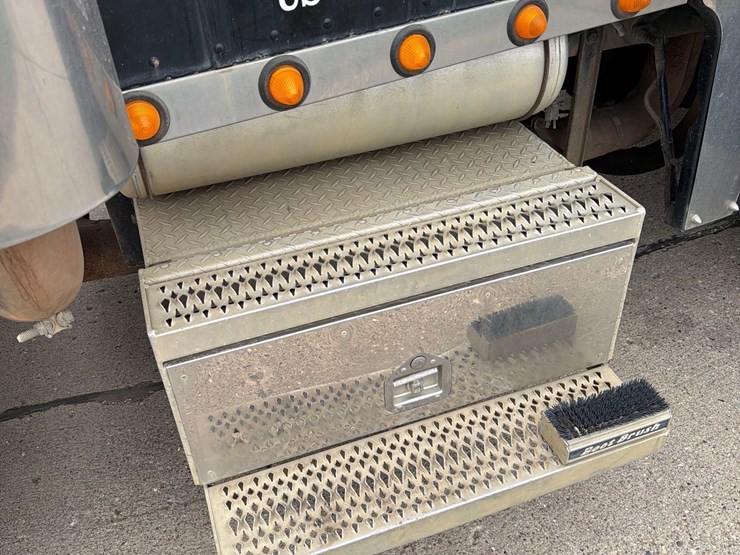 2000-peterbilt-379-image-18
