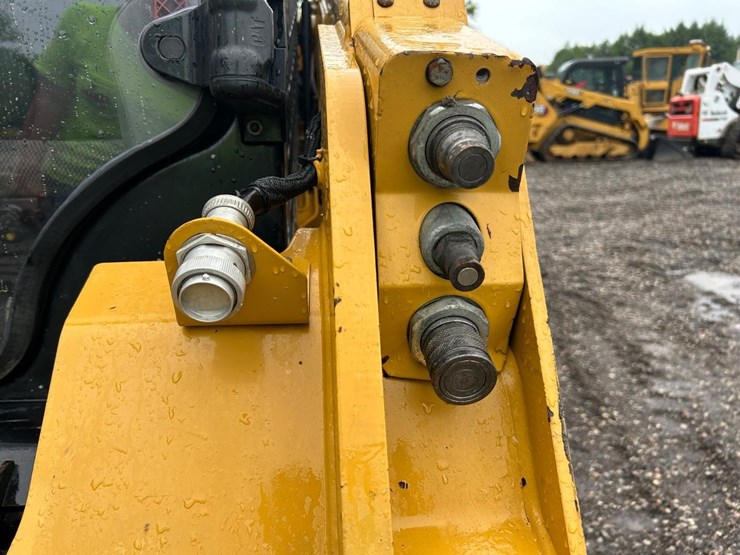 2022-caterpillar-259d3-image-11