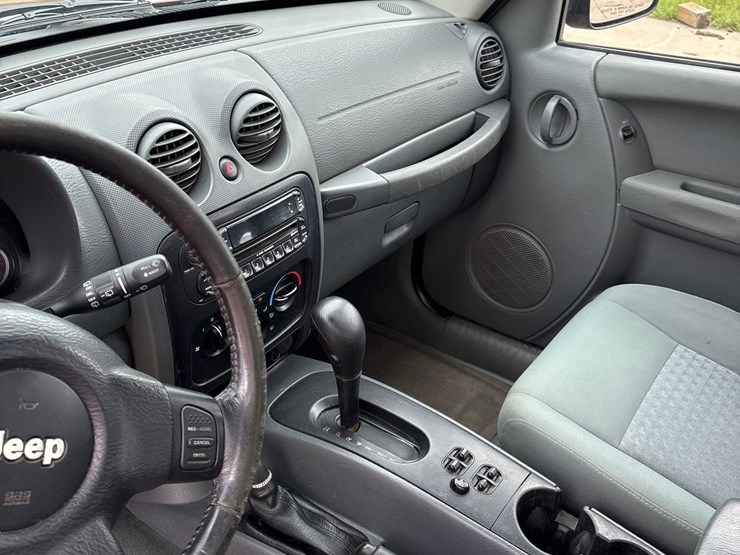 2005-jeep-liberty-sport-image-26