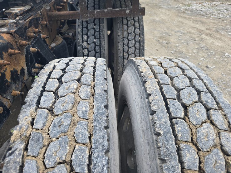 2013-peterbilt-388-image-83