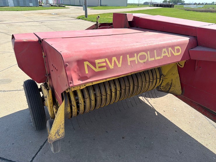 new-holland-275-image-16