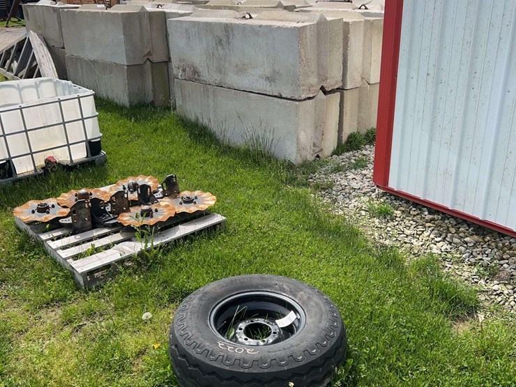 implement-tire,-6-lug-image-3