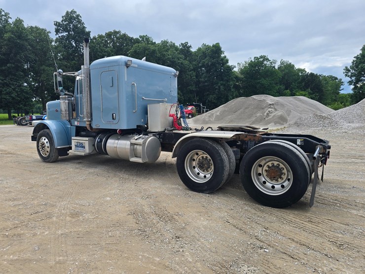 2011-peterbilt-388-image-11