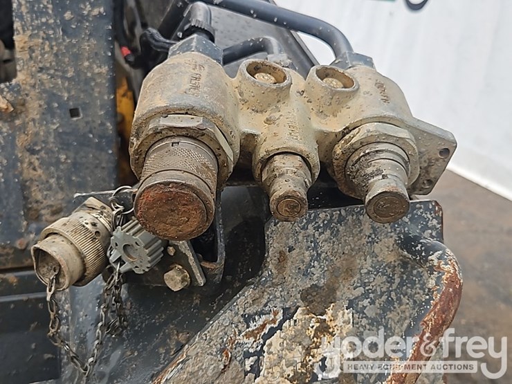 2018-deere-317g-image-18