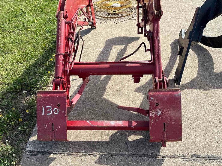 international-quick-tach-loader-image-10