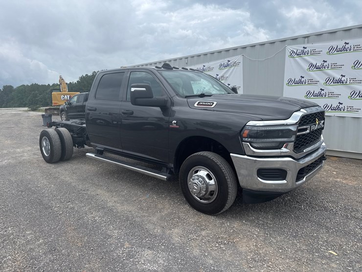 2023-dodge-3500-image-2