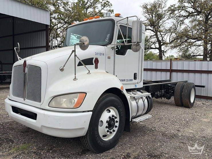2011-kenworth-t300-image-1