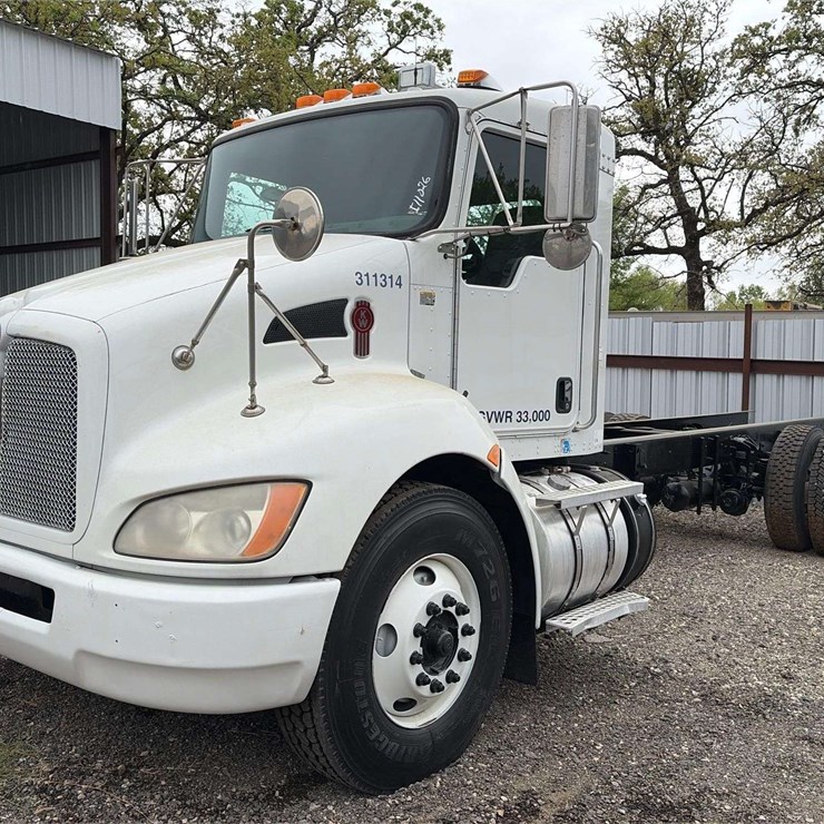 2011 KENWORTH T300