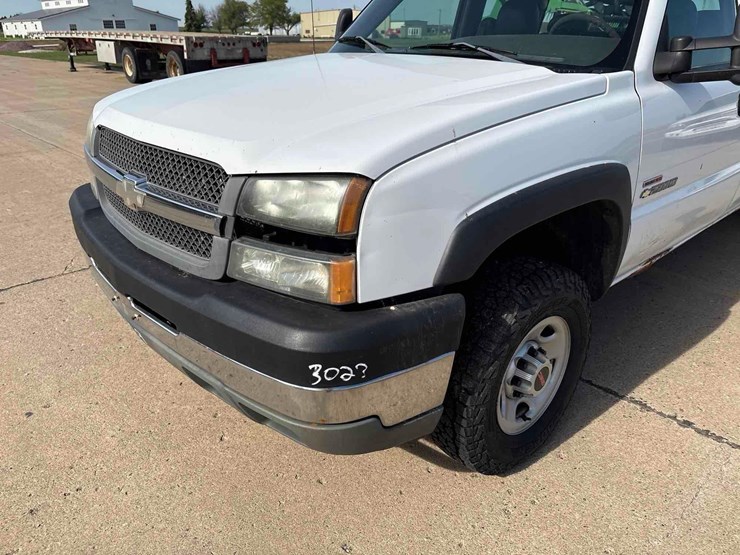 2004-chevrolet-2500hd-image-16