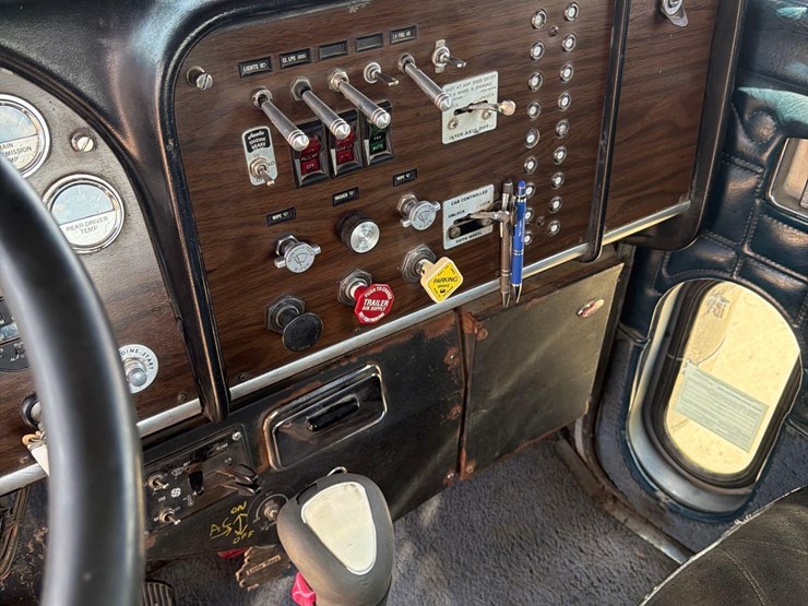 1981-peterbilt-359-image-43