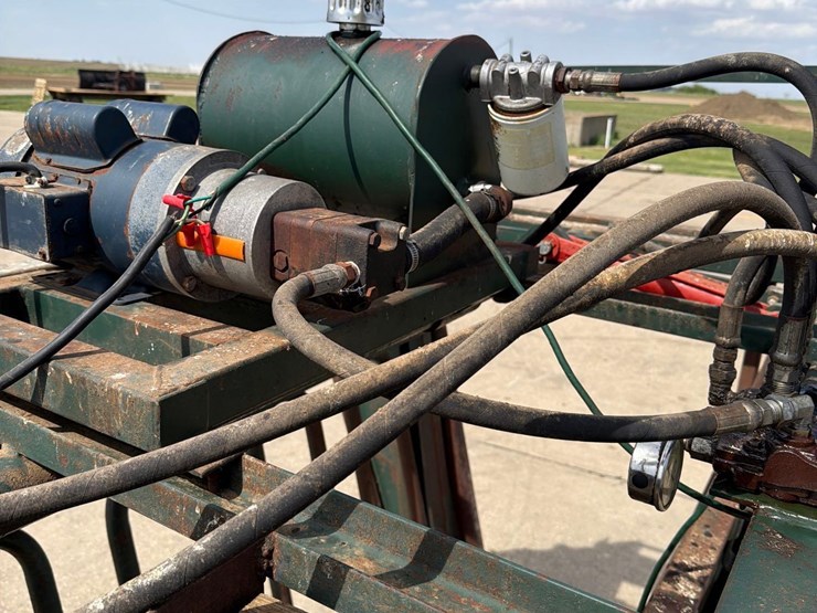 behlen-country-7ft-hydraulic-cattle-squeeze-chute-image-20