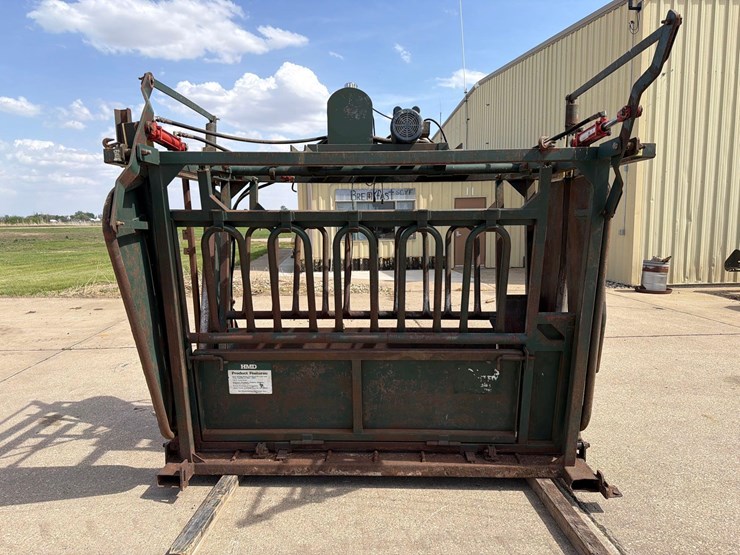behlen-country-7ft-hydraulic-cattle-squeeze-chute-image-4