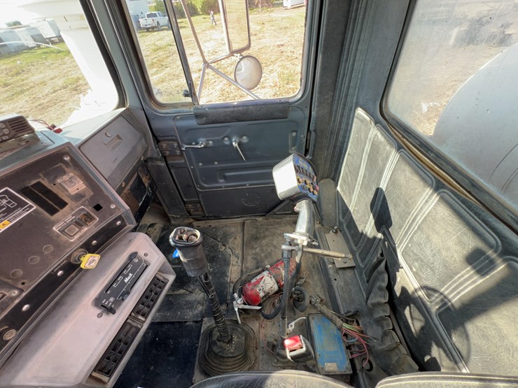 2001-mack-rd600-image-46
