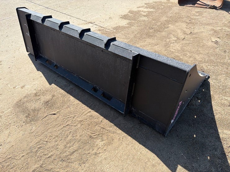 pabreak-heavy-duty-72”-skidloader-dirt-bucket-image-4