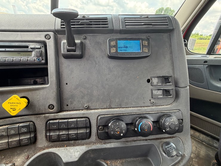 2016-freightliner-cascadia-113-image-7