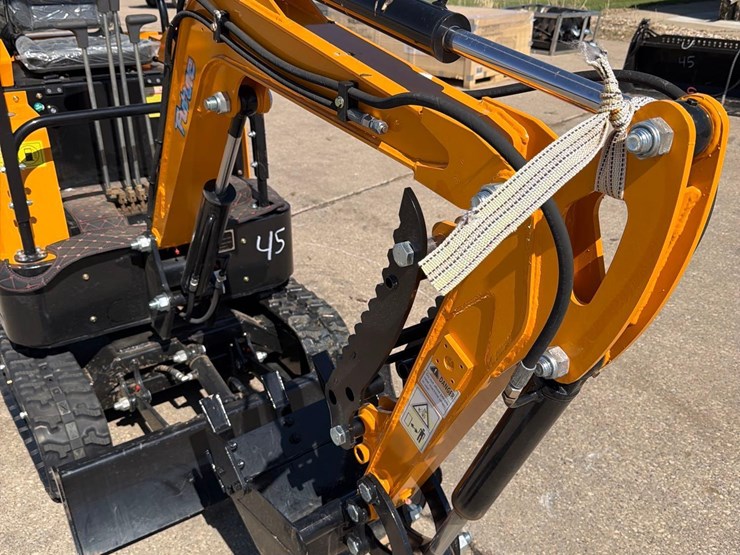 future-model-15-mini-excavator-image-10