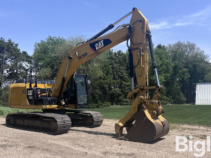2013-caterpillar-320e-image-3