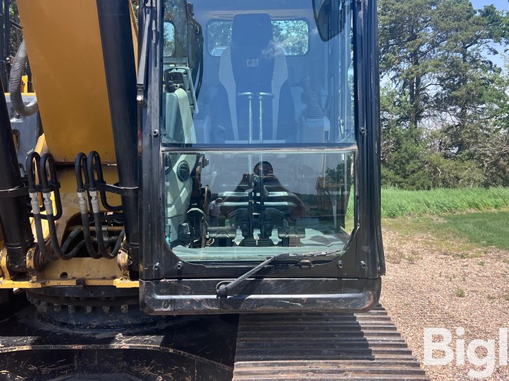 2013-caterpillar-320e-image-13