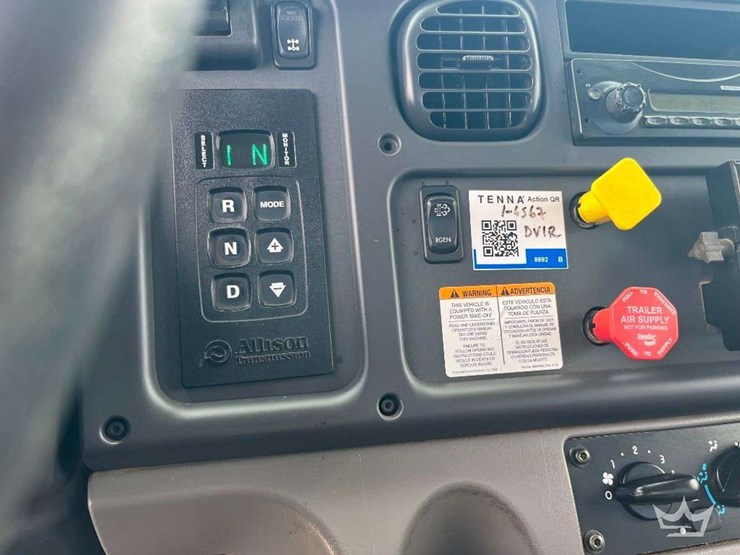 2015-freightliner-m2-106-image-77