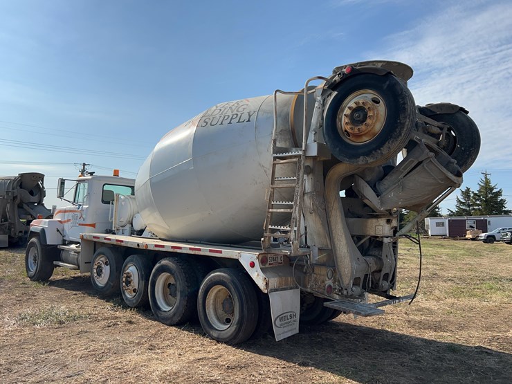 2001-mack-rd690s-image-8