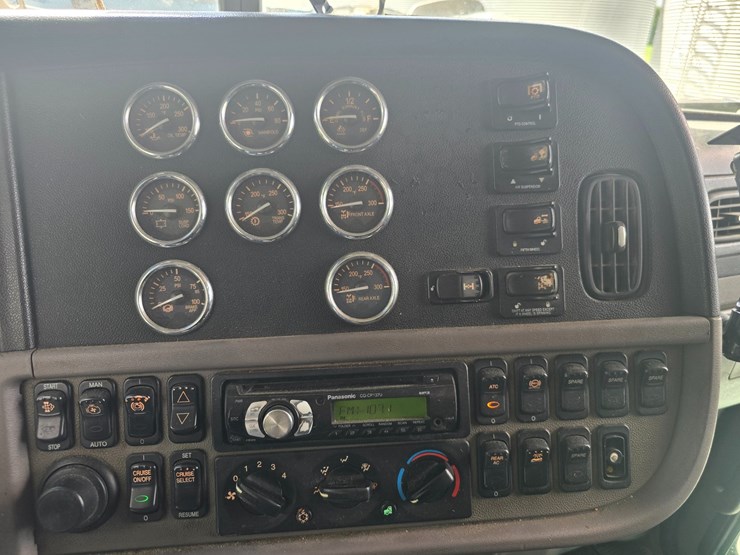 2013-peterbilt-388-image-63
