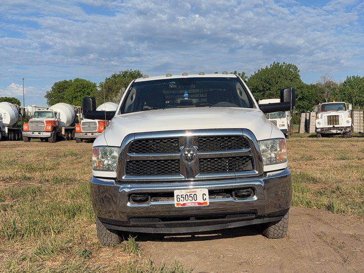 2014-dodge-3500-image-2