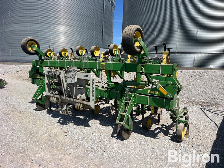 john-deere-845-image-1