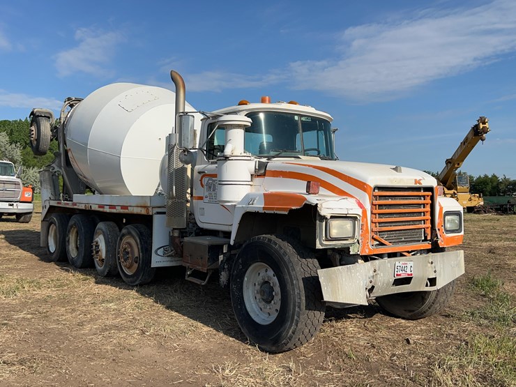 2001-mack-rd690s-image-2