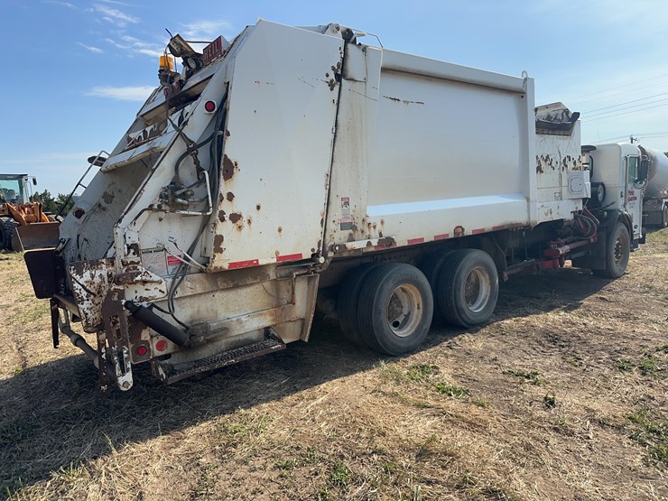 2004-peterbilt-320-image-3