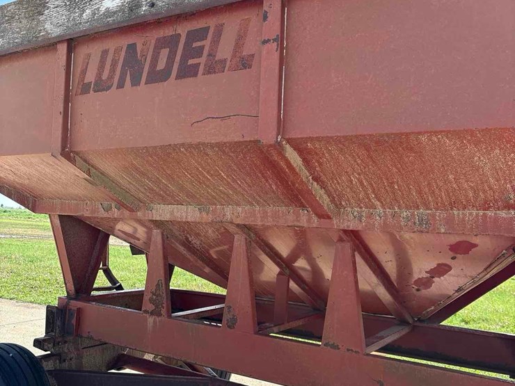 lundell-350-bushel-gravity-wagon-image-15