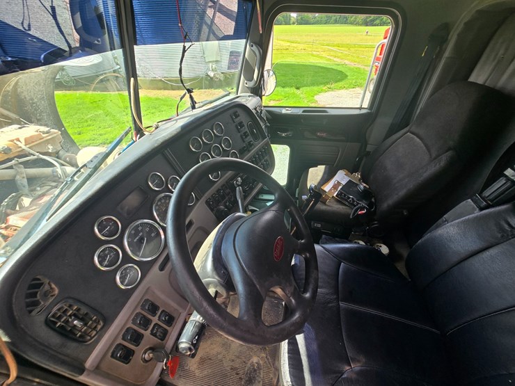2013-peterbilt-388-image-62