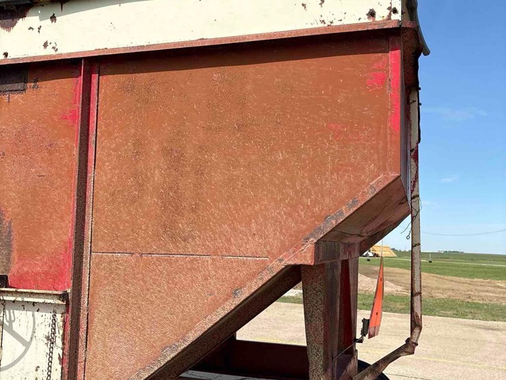 lundell-350-bushel-gravity-wagon-image-6