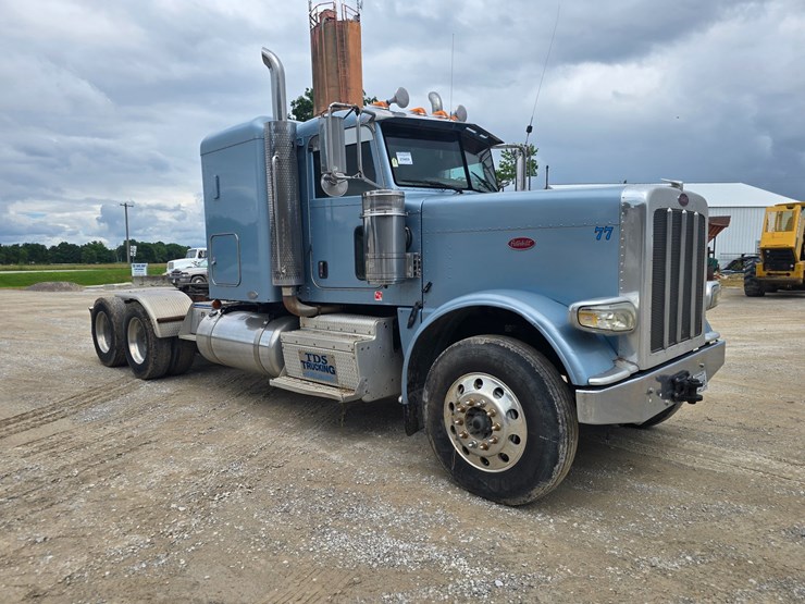 2011-peterbilt-388-image-32