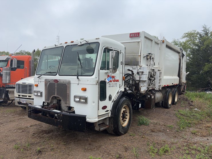 2004-peterbilt-320-image-1