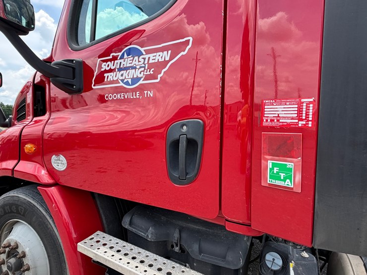 2016-freightliner-cascadia-113-image-22
