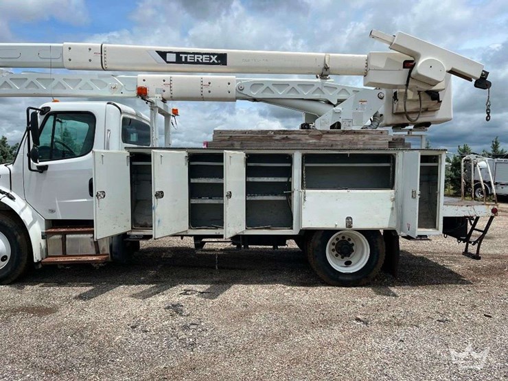 2015-freightliner-m2-106-image-9
