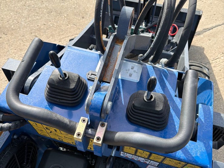 2025-agt-mx-mrw14-stand-behind-skidloader-image-15