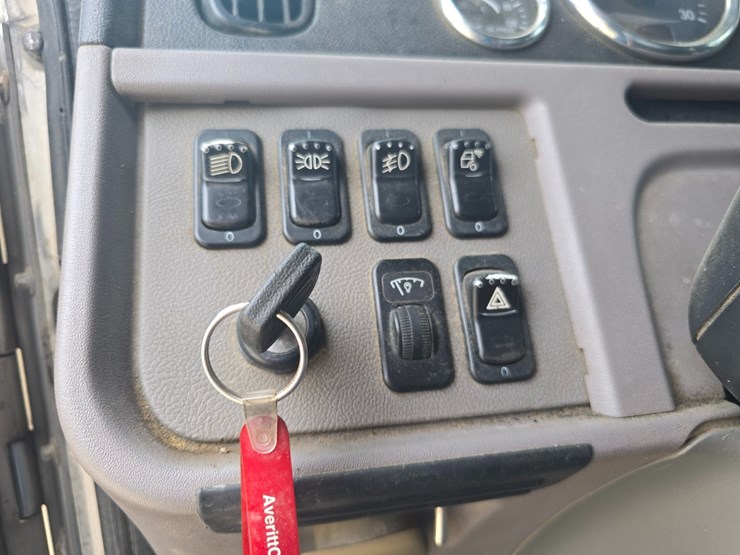 2011-peterbilt-388-image-77