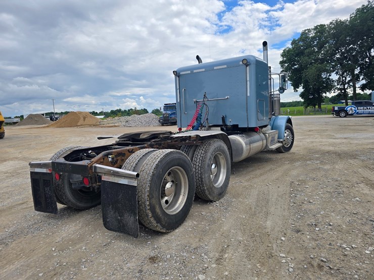 2013-peterbilt-388-image-22