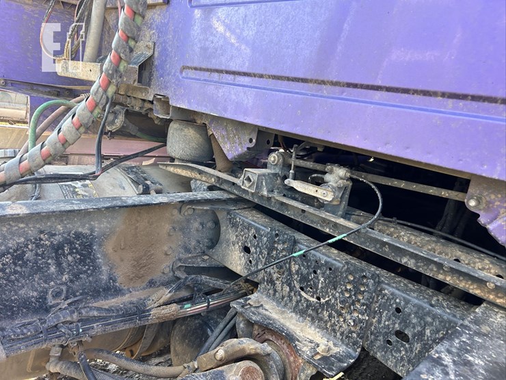 2015-volvo-vnl42t670-image-16