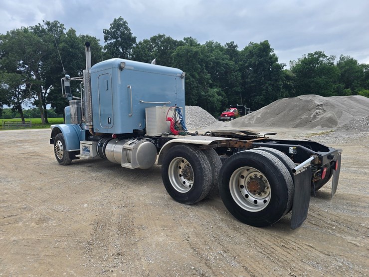 2011-peterbilt-388-image-12