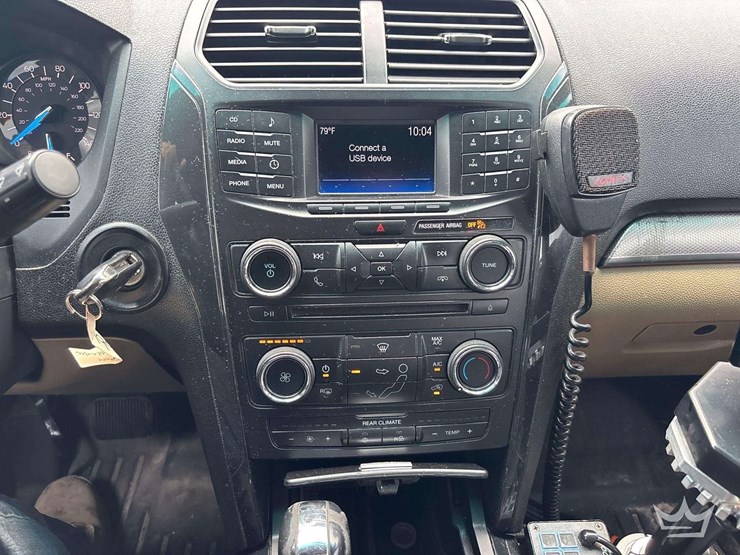 2016-ford-explorer-image-15