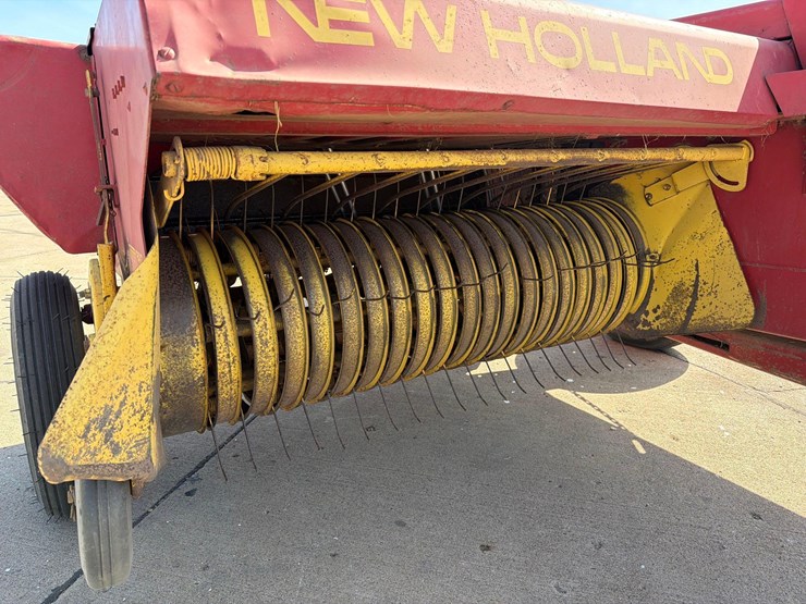 new-holland-275-image-14