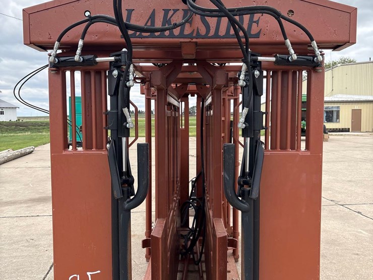 lakeside-11ft-hydraulic-squeeze-chute-image-7