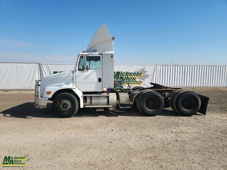 2000-freightliner-fl112-image-16