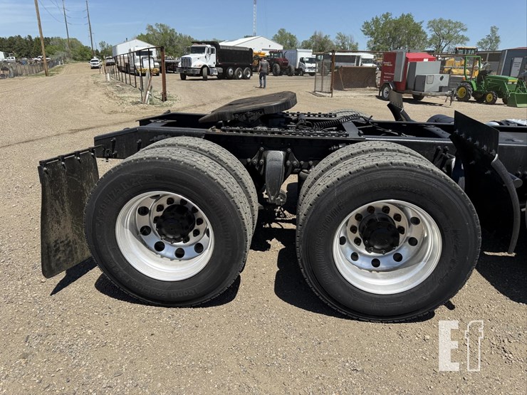 2013-freightliner-cascadia-125-image-22